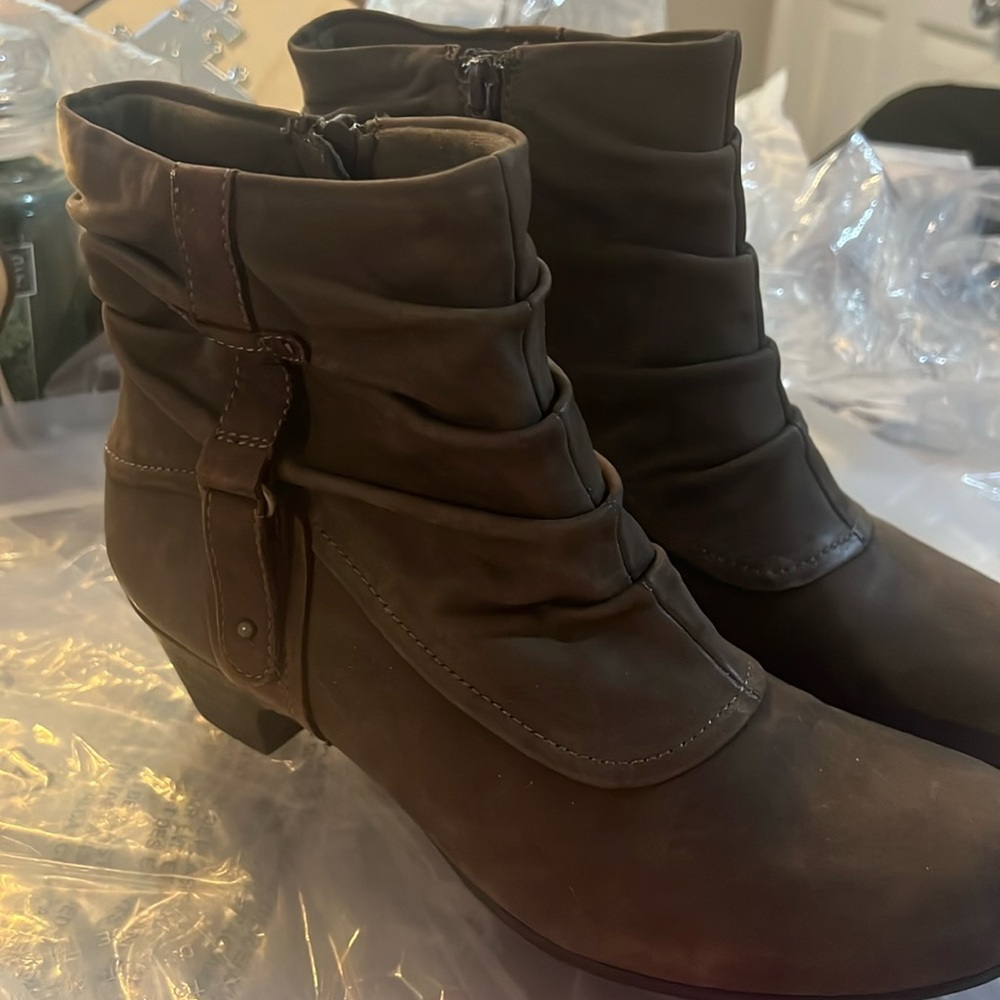 Cobb hill brown ankle booties size 9.5
